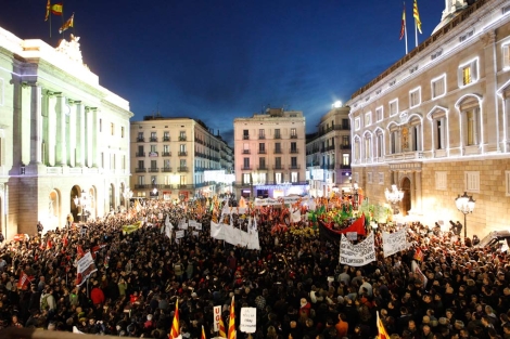 Los manifestantes han colapsado la plaça Sant Jaume. | Quique García