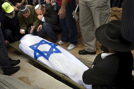 Parientes lloran la muerte de una víctima de Hamas. | Ap