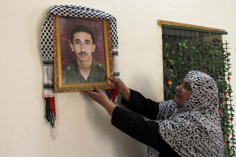 La madre de uno de los presos que serán liberados muestra su foto.| Reuters La madre de uno de los presos que serán liberados muestra su foto.| Reuters