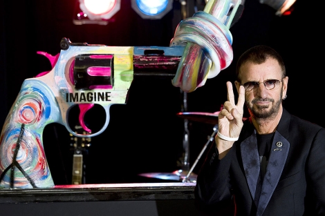Ringo Starr junto a una estatua en memoria de John Lennon. | AP