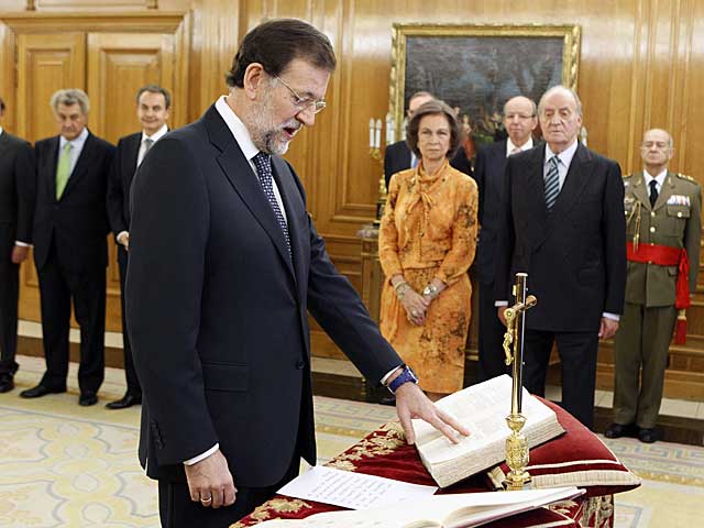 Mariano Rajoy jura su cargo ante los Reyes. | Ángel Díaz | Efe