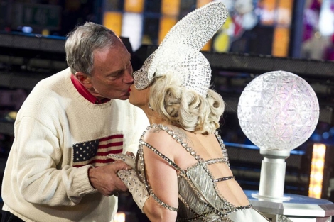 La última provocación de Lady Gaga: besar al alcalde de Nueva York en Times Square. | Afp