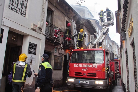 Los bomberos de Lugo mantendrán la vigilancia de los inmuebles durante todo el lunes. | Efe Los bomberos de Lugo mantendrán la vigilancia de los inmuebles durante todo el lunes. | Efe