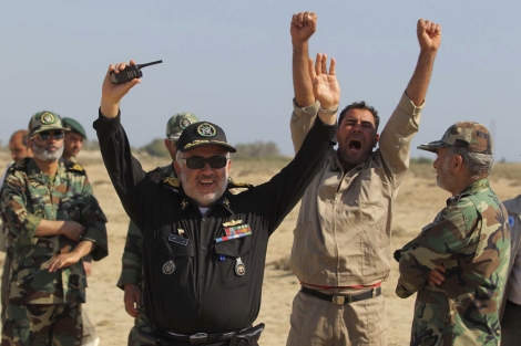 Miembros de la armada iraní celebran el éxito del lanzamiento de un misil. | Ap Miembros de la armada iraní celebran el éxito del lanzamiento de un misil. | Ap