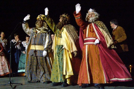 Los Reyes Magos saludan a su llegada a Benicarló. | Natàlia Sanz