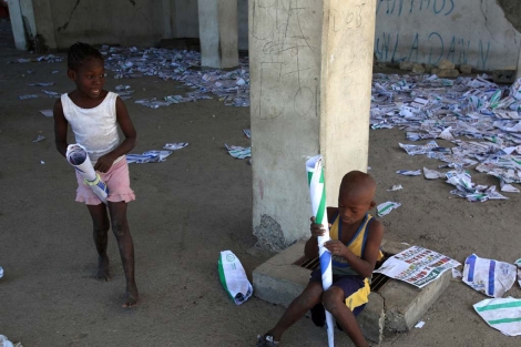 Dos niños entre papeletas electorales en Puerto Príncipe. | Efe