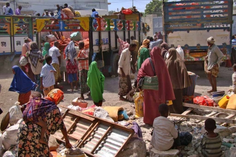 Decenas de somalíes a punto de salir hacia un campo de refugiados. | Afp