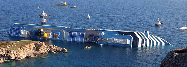 El crucero 'Costa Concordia' tras encallar frente a las costas de la isla de Giglio. | Efe VEA MÁS FOTOS