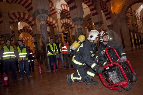Bomberos en la Mezquita de Córdoba en pleno simulacro Bomberos en la Mezquita de Córdoba