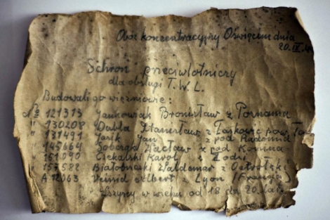 Mensaje manuscrito por varios presos de Auschwitz hallado en 2009. Mensaje manuscrito por varios presos de Auschwitz hallado en 2009.