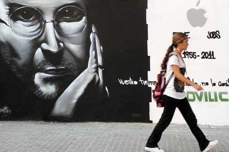 Steve Jobs, retratado en un mural en Sevilla. | Carlos Márquez