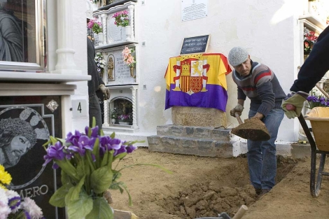 Los arqueólogos, durante la exhumación en el cementerio de Gerena este lunes. | Efe Los arqueólogos, durante la exhumación en el cementerio de Gerena este lunes. | Efe