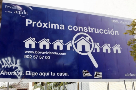 Cartel del BBVA que anuncia una futura construcción residencial en Madrid. | Sergio Enríquez