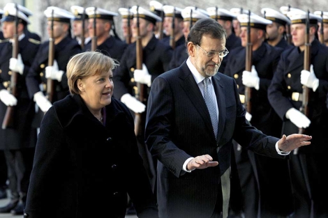Rajoy con Merkel, en Berlín. | Efe Rajoy con Merkel, en Berlín. | Efe