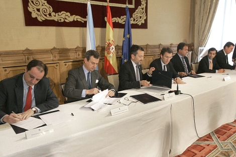 El convenio ha sido firmado en el Pazo de Raxoi. | Efe
