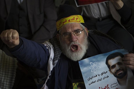 Un iraní protesta con una banda en la que se lee 'Abajo Israel'. | Reuters