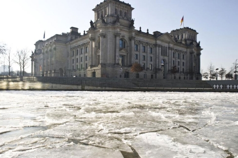 Vista del Parlamento alemán junto a un Spree congelado por el frío. | AFP