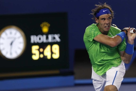 Rafa Nadal devuelve un golpe en la final del Abierto de Australia. | Efe