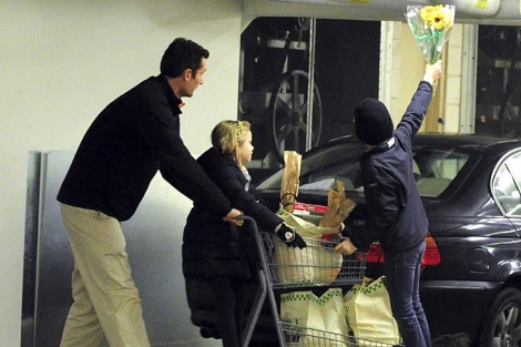 Iñaki Urdangarin haciendo la compra con sus hijos el pasado jueves.| EP