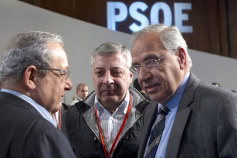 J. Mª Benegas, José Blanco y Alfonso Guerra charlan durante el 38 Congreso. | Efe