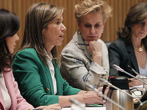 La ministra de Sanidad, Ana Mato, en la comisión de Igualdad del Congreso. | Efe