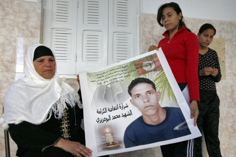 La familia de Mohamed Bouazizi recuerda al fallecido. | Reuters