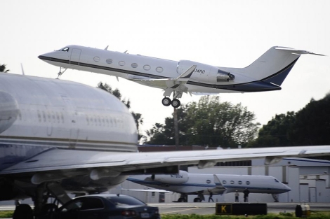 Imagen del avión en el momento del despegue. | Reuters