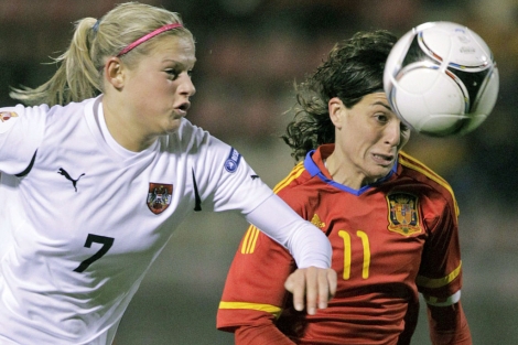 La jugadora española, Sandra Vilanova (d) disputa el balón a la austríaca Wenninger. | Efe La jugadora española, Sandra Vilanova (d) disputa el balón a la austríaca Wenninger. | Efe