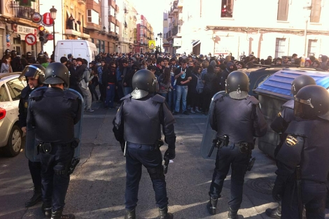 Los agentes acorralan a un grupo de 200 manifestantes junto a Zapadores | Vicent Bosch