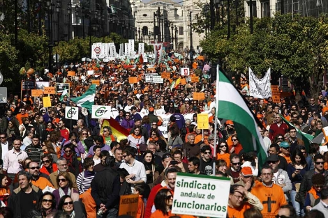 Miles de funcionarios en la avenida de la Constitución de Sevilla. | Esther Lobato