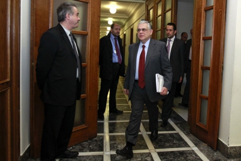 Lucas Papademos llega a la reuni�n.| Reuters