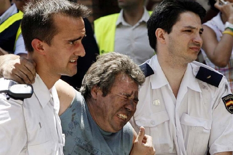 Agentes de policía ayudan a una de las víctimas del accidente de metro de 2006 | Efe