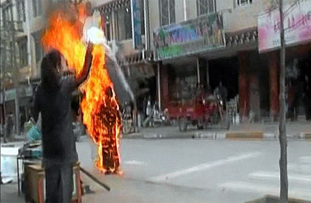 Una monja se quema a lo bonzo en una calle de Tawu. Una monja se quema a lo bonzo en una calle de Tawu.