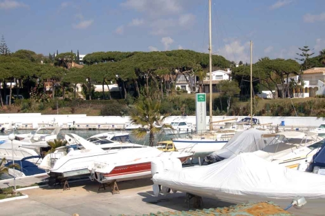 Varias embarcaciones abandonadas en el puerto deportivo de Cabopino. | Javier Martín