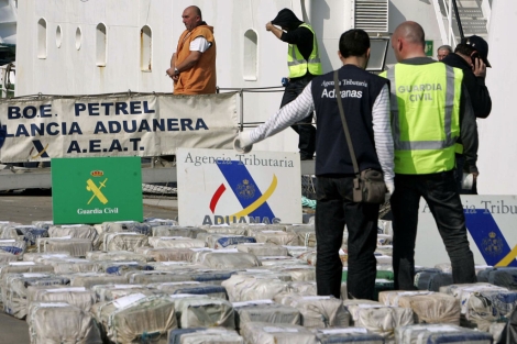 El patrón, detenido, a su llegada al puerto de Vigo. | Rosa González