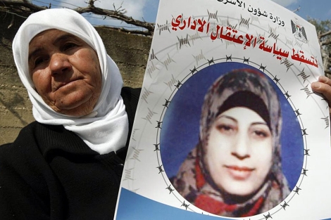 La madre de Shalabi con un cartel de su hija.| Reuters