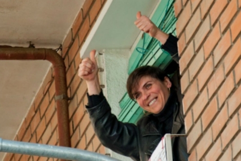 Tatiana hace el gesto de la victoria desde la ventana. | El Mundo