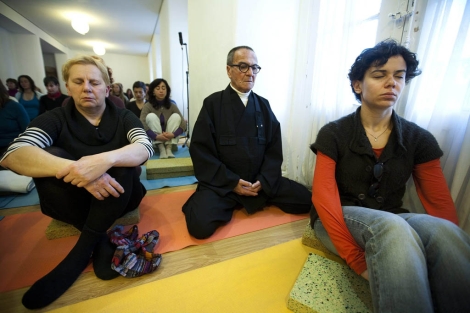 Meditación contra la crisis celebrada en Yogasala de Málaga. | Efe | Jorge Zapata