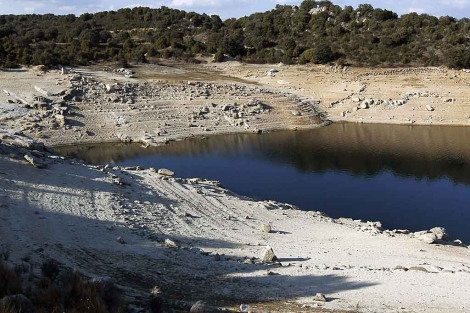 Aspecto que presenta el embalse de El Atazar, en la Comunidad de Madrid. | Efe / J.J. Guillén