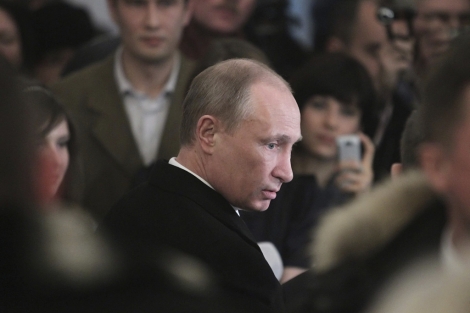 Putin, momentos antes de depositar su voto. | Efe