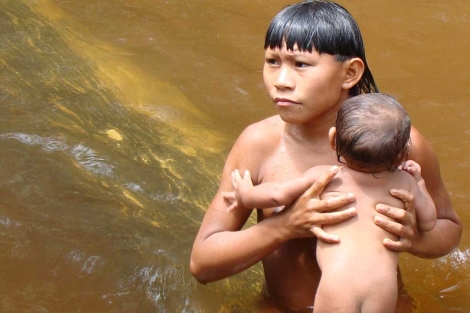 Una indígena suruwaha de la Amazonía, con sus hijo.| Survival