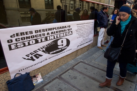 La 'Marea Roja' de Madrid, junto a la oficina de empleo de Argüelles. | Alberto Cuéllar