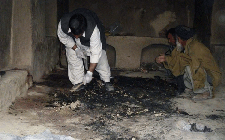 Un afgano investiga el lugar donde han muerto 16 civiles. | Reuters