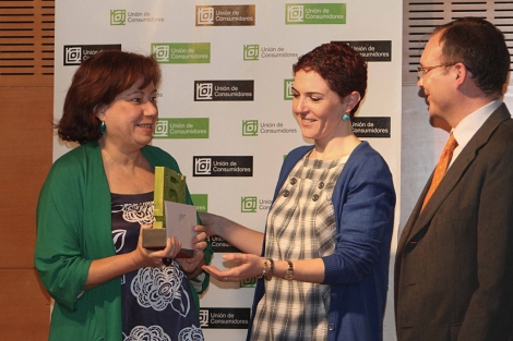 La periodista Olatz Ruiz recibe el premio de los consumidores. | Carlos Márquez