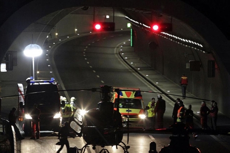 El tunel donde se produjo el accidente cortado por los servisios de Emergencia. | Reuters