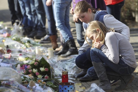 Unos niños en un homenaje a las víctimas del accidente en la localidad belga de Lommel. | Efe