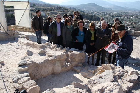 Los expertos explican el hallazgo arqueológico. | Manuel Cuevas