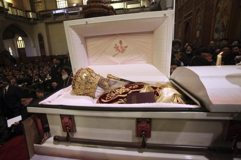 El Papa copto Shenuda III, durante su funeral en la catedral Abasiya de El Cairo. | Efe