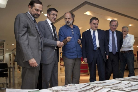 López entrega material al Centro Cervantes de Nueva Delhi. | Irekia López entrega material al Centro Cervantes de Nueva Delhi. | Irekia