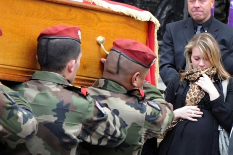 Carolin, la novia del cabo fallecido, en el funeral. | Afp